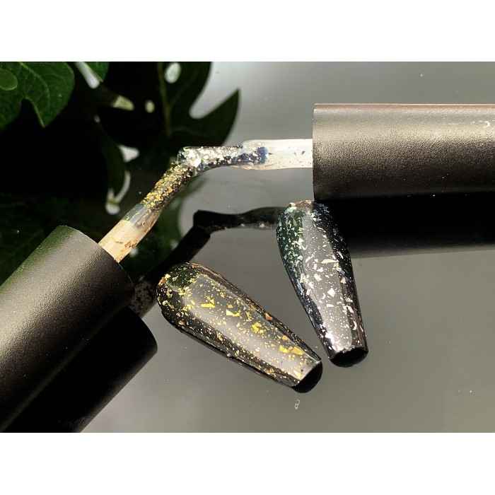 Découvrez le SANDY ARGENTO de Ritzy Nails, un top coat brillant sans essuyage intégrant des particules de feuille d'argent. Le SANDY ARGENTO de Ritzy Nails est un top coat gel ultra brillant qui ne nécessite pas d'essuyage après catalyse. Enrichi de fines particules de feuille d'argent, il confère un effet étincelant et sophistiqué à votre manucure. Ce top coat innovant assure une finition impeccable et résistante pour sublimer vos ongles en un clin d'œil.